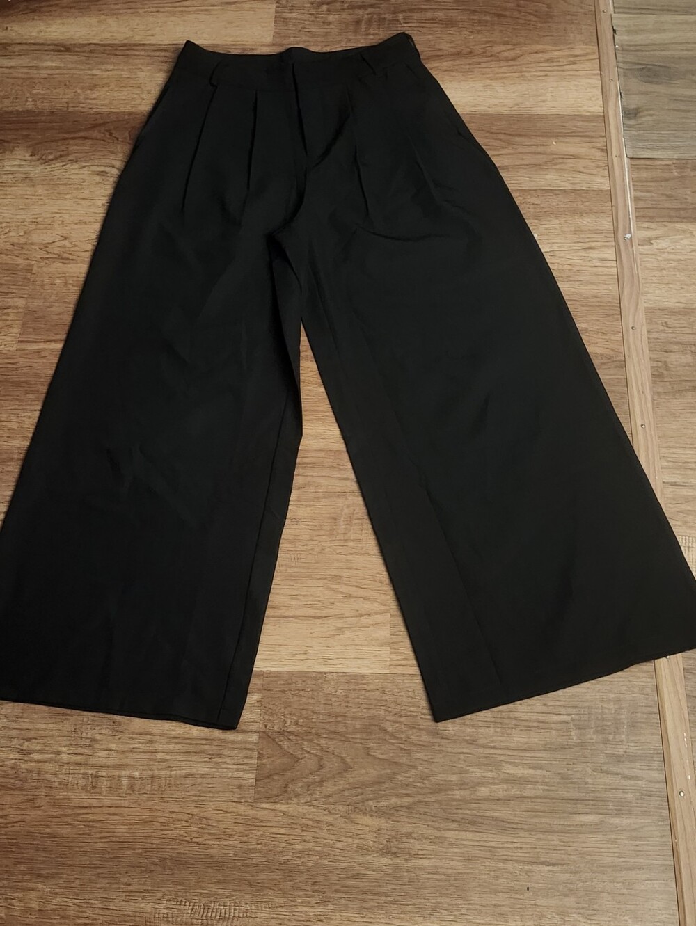Women's Black Wide-Leg Pleated Culotte Pants